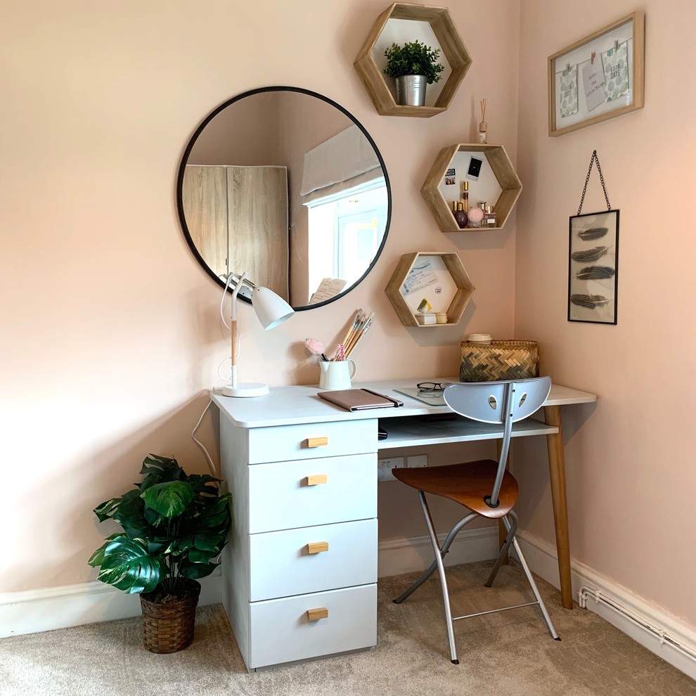 Idée de décoration pour une petite chambre avec moquette design avec un mur rose et un sol beige.