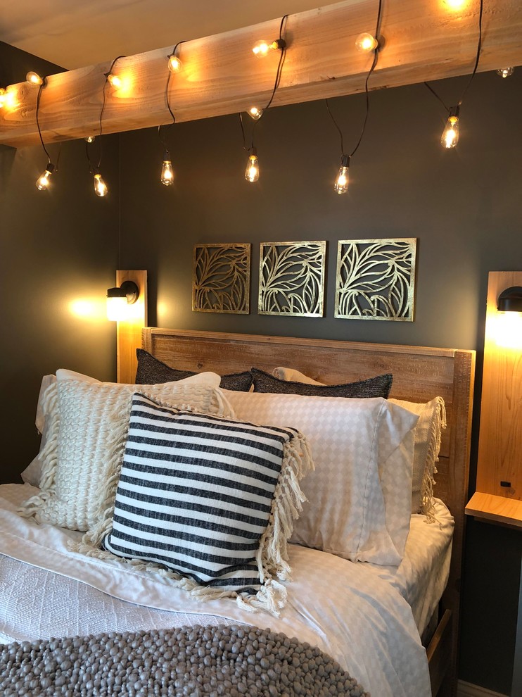 Пример оригинального дизайна: спальня среднего размера в современном стиле с серыми стенами, ковровым покрытием и бежевым полом без камина
