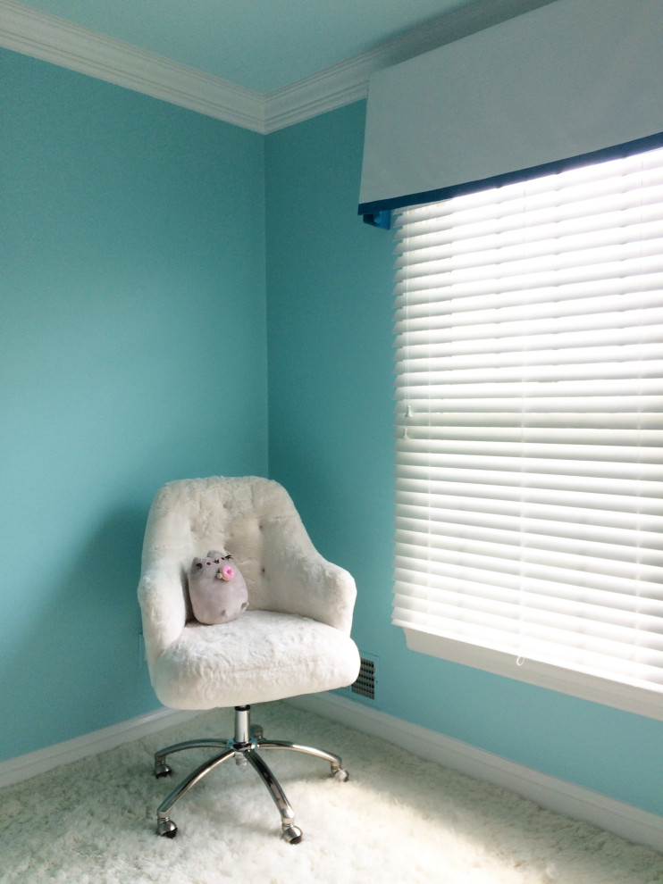 Idées déco pour une petite chambre contemporaine avec un mur bleu, aucune cheminée et un sol blanc.