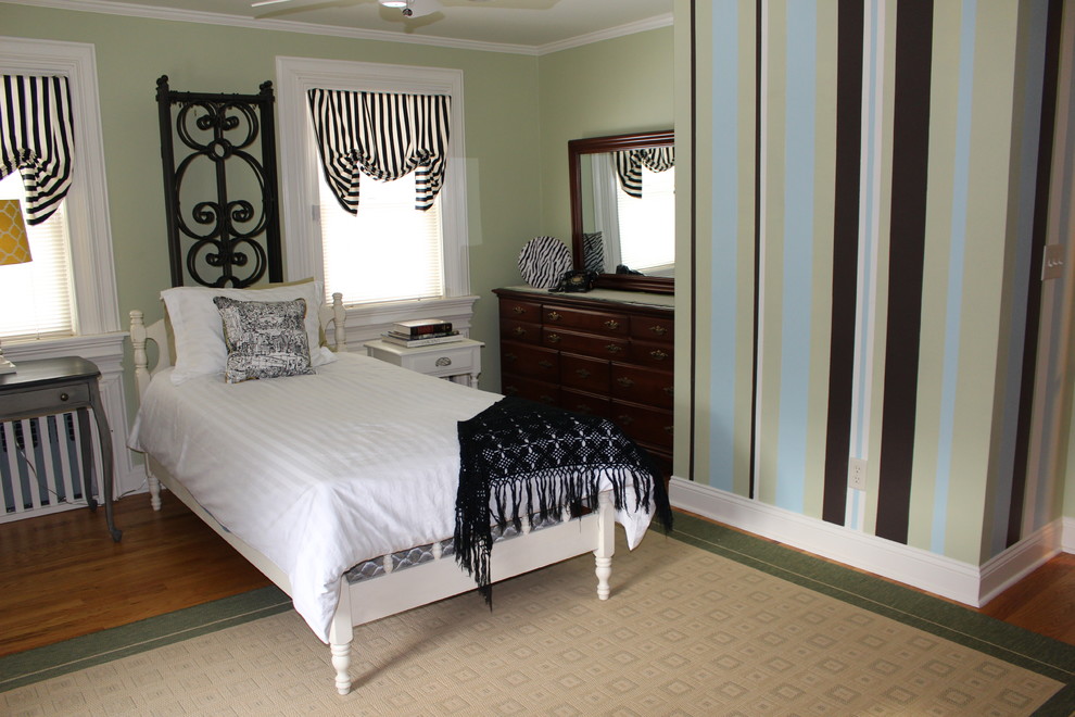 Источник вдохновения для домашнего уюта: спальня среднего размера в стиле неоклассика (современная классика) с зелеными стенами и паркетным полом среднего тона