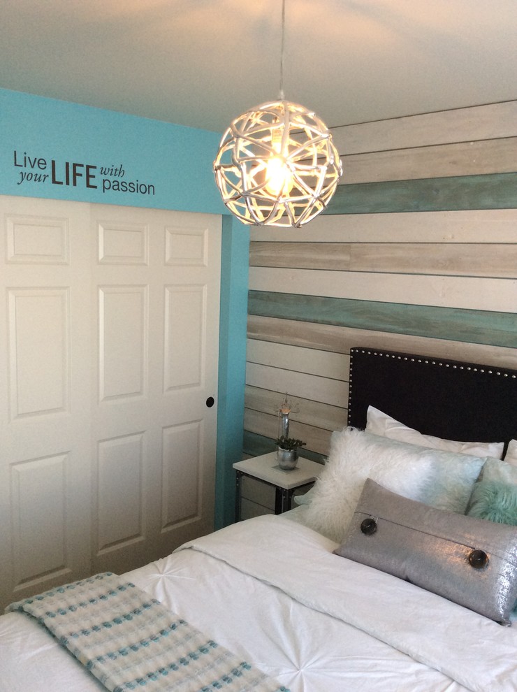 На фото: маленькая спальня в морском стиле с синими стенами и ковровым покрытием для на участке и в саду