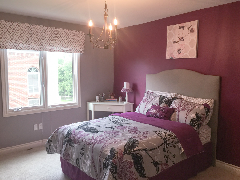 Exemple d'une grande chambre grise et rose chic avec un mur multicolore, aucune cheminée et un sol gris.