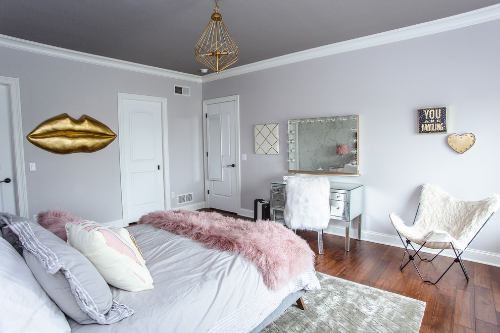 Mittelgroßes Modernes Schlafzimmer mit weißer Wandfarbe und braunem Boden in Sonstige