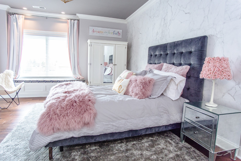 Mittelgroßes Modernes Schlafzimmer mit weißer Wandfarbe und braunem Boden in Sonstige