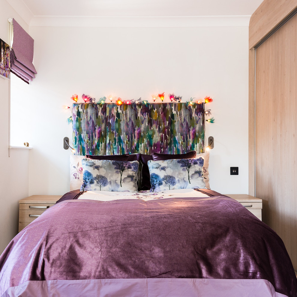 На фото: гостевая спальня среднего размера, (комната для гостей) в стиле модернизм с белыми стенами и ковровым покрытием