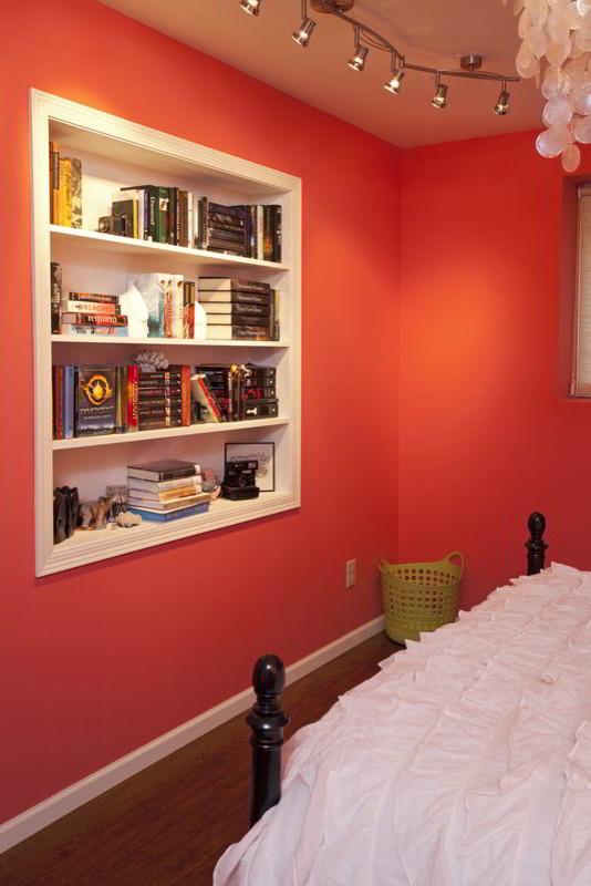 Immagine di una camera da letto contemporanea con pareti arancioni