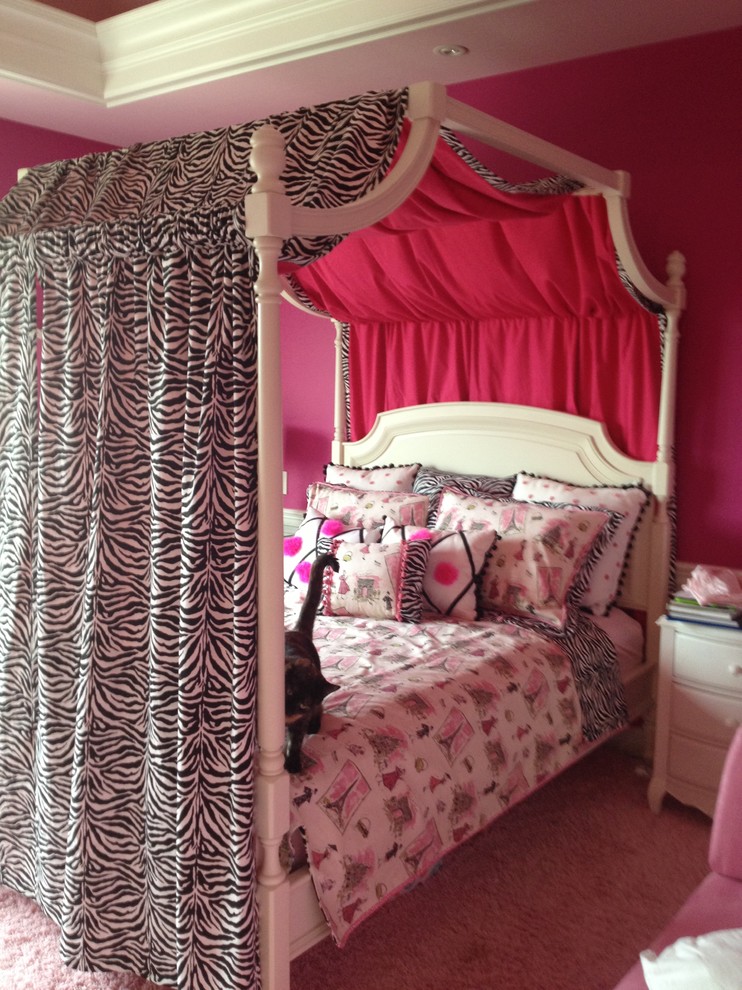 Inspiration pour une chambre parentale bohème de taille moyenne avec un mur rose et parquet foncé.