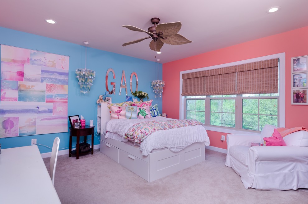 ワシントンD.C.にある中くらいなビーチスタイルのおしゃれな客用寝室 (青い壁、カーペット敷き、暖炉なし) のインテリア