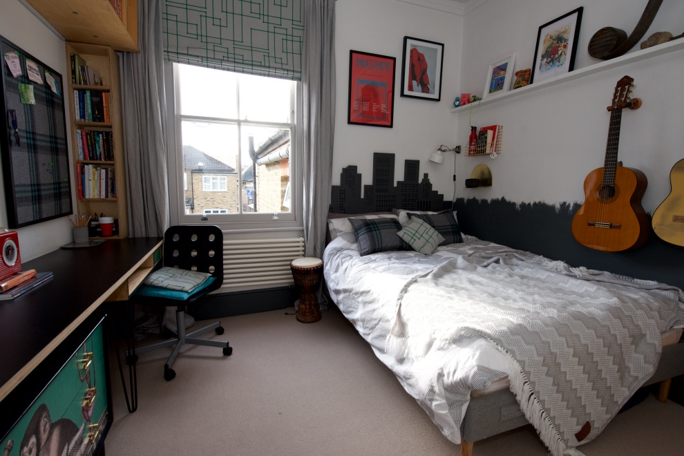 Eklektisk inredning av ett mellanstort sovrum, med grå väggar, heltäckningsmatta och grått golv