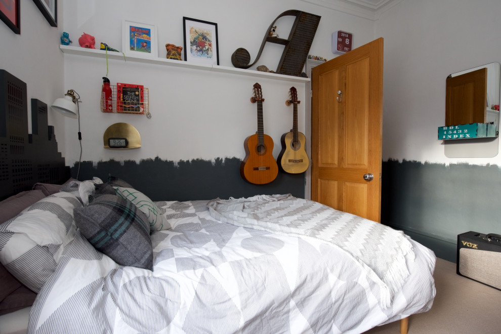 Esempio di una camera da letto bohémian di medie dimensioni con pareti grigie, moquette e pavimento grigio