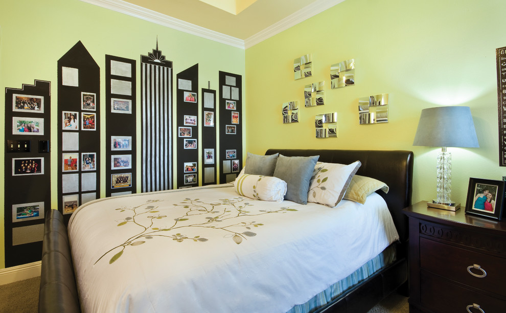 Свежая идея для дизайна: гостевая спальня среднего размера, (комната для гостей) в классическом стиле с желтыми стенами, ковровым покрытием и бежевым полом без камина - отличное фото интерьера