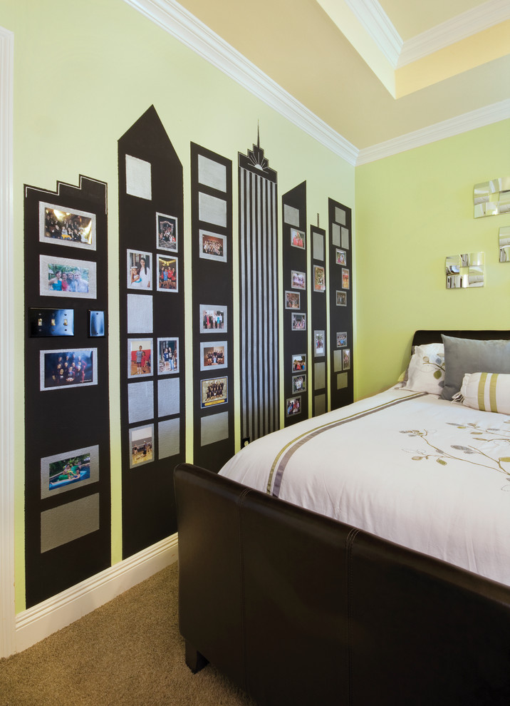 ニューオリンズにある中くらいなトラディショナルスタイルのおしゃれな客用寝室 (黄色い壁、カーペット敷き、暖炉なし、ベージュの床) のレイアウト