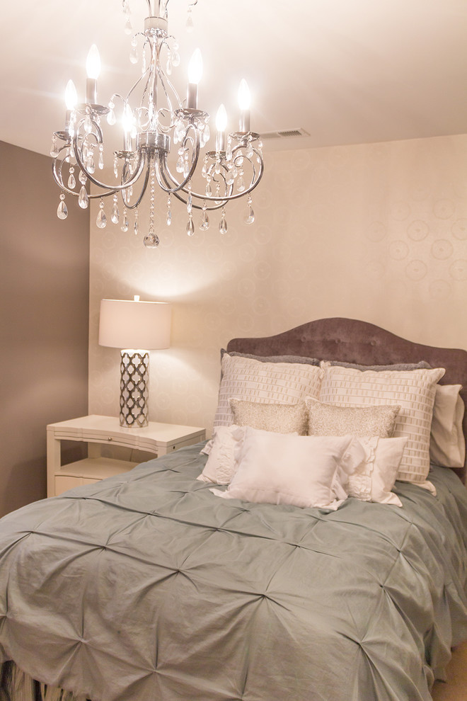 На фото: гостевая спальня среднего размера, (комната для гостей) в стиле неоклассика (современная классика) с белыми стенами, ковровым покрытием и бежевым полом с