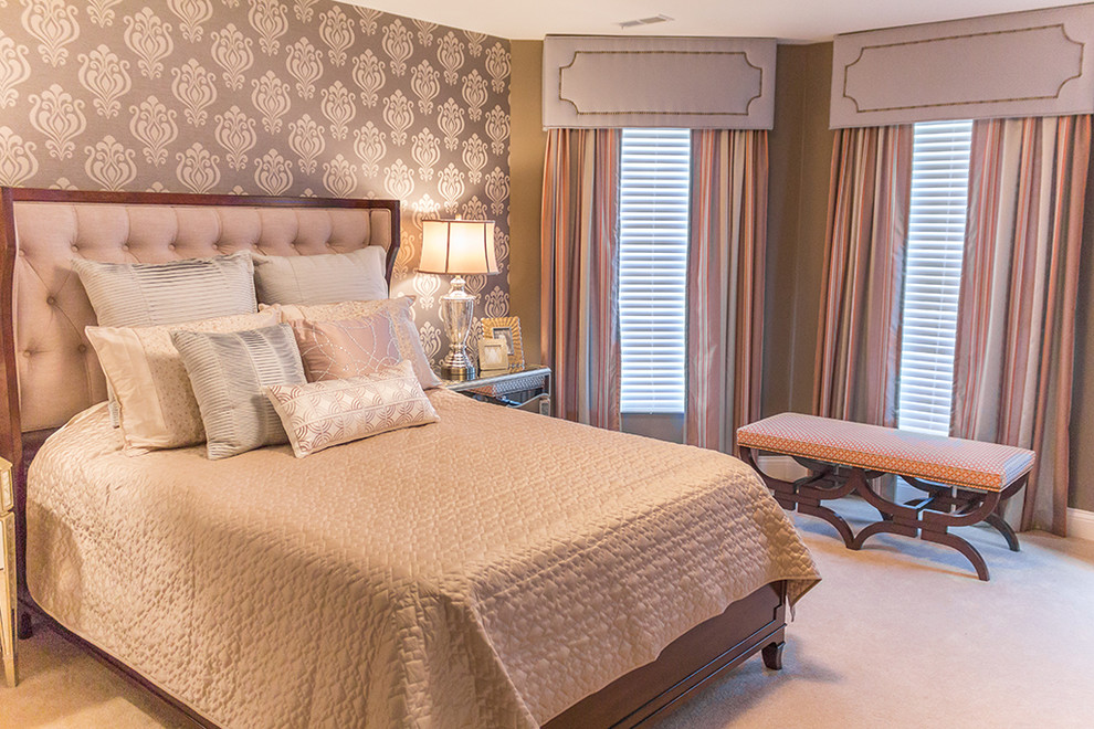 Modelo de habitación de invitados clásica renovada de tamaño medio con paredes marrones, moqueta y suelo beige