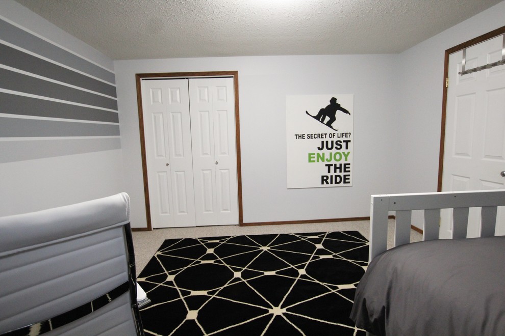 Exemple d'une chambre avec moquette tendance de taille moyenne avec un mur gris et un sol beige.