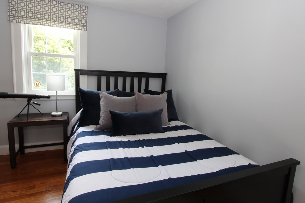 Cette image montre une chambre traditionnelle de taille moyenne avec un mur bleu, un sol en bois brun, aucune cheminée et un sol marron.
