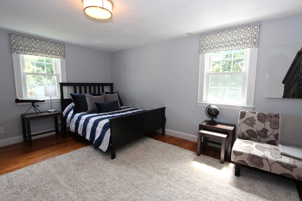 Idee per una camera da letto chic di medie dimensioni con pareti blu, pavimento in legno massello medio, nessun camino e pavimento marrone