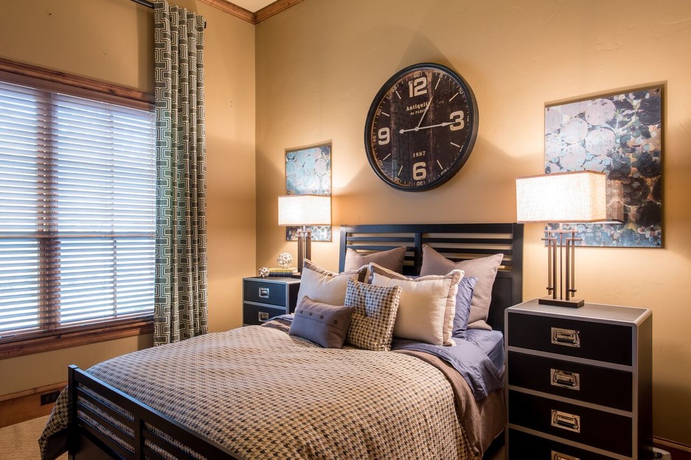 Imagen de dormitorio clásico renovado de tamaño medio con paredes beige y moqueta