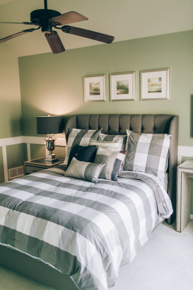 Стильный дизайн: гостевая спальня среднего размера, (комната для гостей) в стиле кантри с зелеными стенами, ковровым покрытием и серым полом без камина - последний тренд