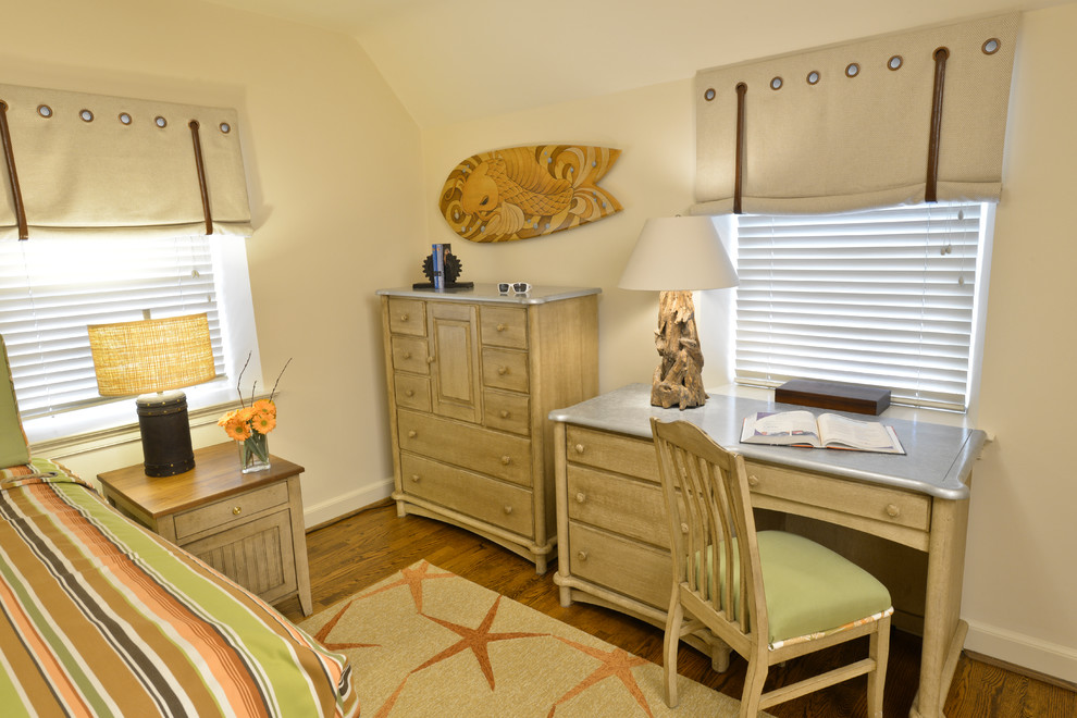 Modelo de habitación de invitados marinera de tamaño medio con paredes beige, suelo de madera oscura y suelo marrón