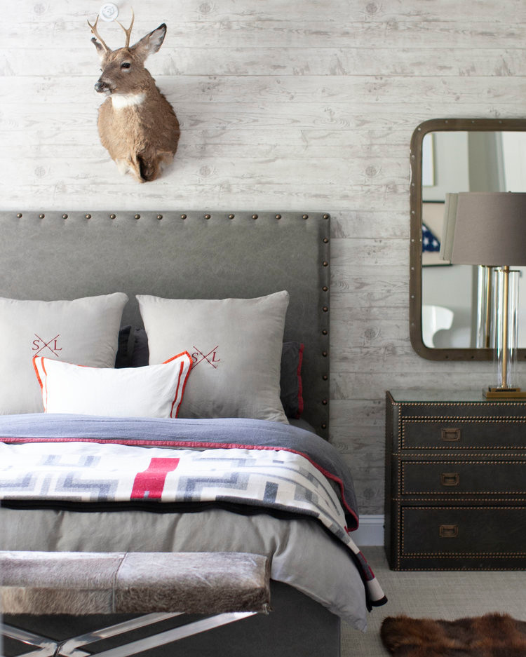 На фото: спальня в стиле рустика с серыми стенами, ковровым покрытием и серым полом с