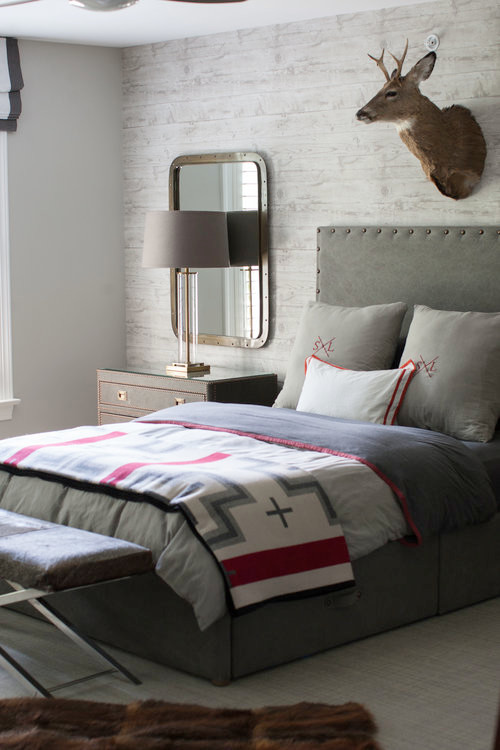На фото: спальня в стиле рустика с серыми стенами, ковровым покрытием и серым полом с