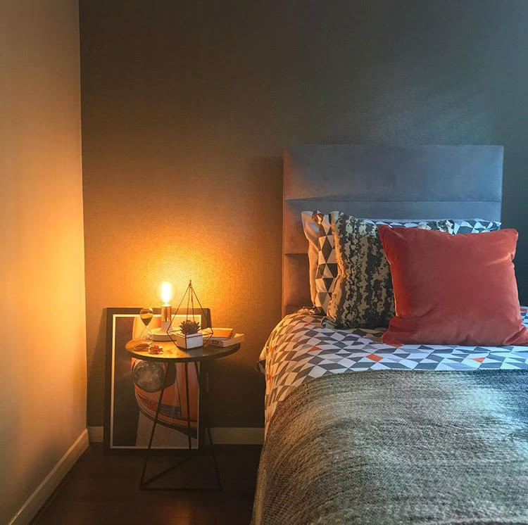 Imagen de habitación de invitados actual pequeña con paredes beige, suelo laminado y suelo marrón