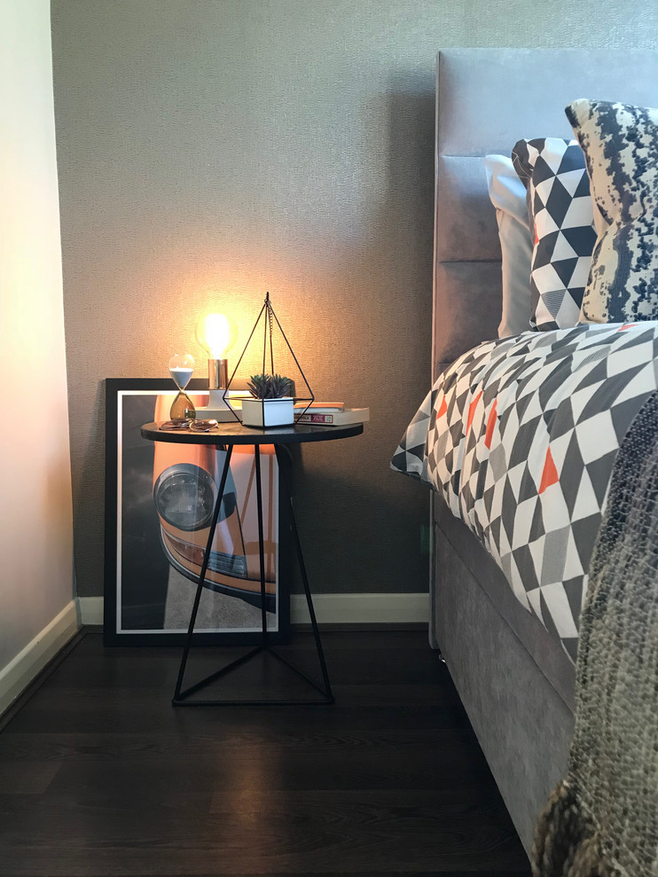 Aménagement d'une petite chambre d'amis contemporaine avec un mur beige, sol en stratifié et un sol marron.