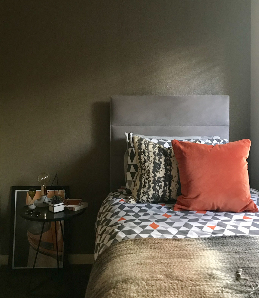 Idée de décoration pour une petite chambre d'amis design avec un mur beige, sol en stratifié et un sol marron.