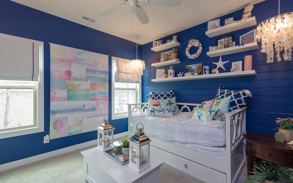 На фото: гостевая спальня среднего размера, (комната для гостей) с синими стенами и ковровым покрытием
