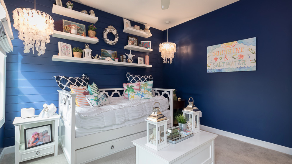 Foto de habitación de invitados de tamaño medio con paredes azules y moqueta