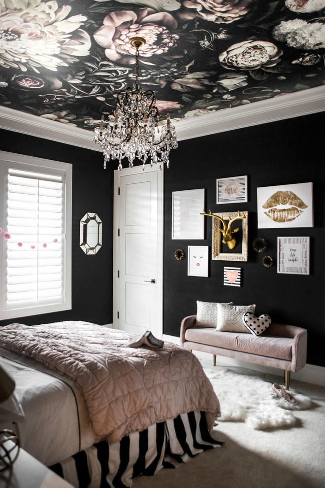 Foto de dormitorio negro bohemio de tamaño medio con paredes negras y moqueta