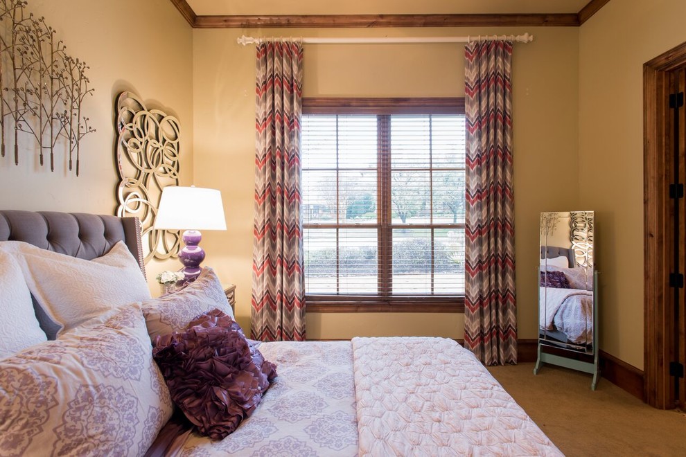 Idée de décoration pour une chambre avec moquette tradition de taille moyenne avec un mur violet.