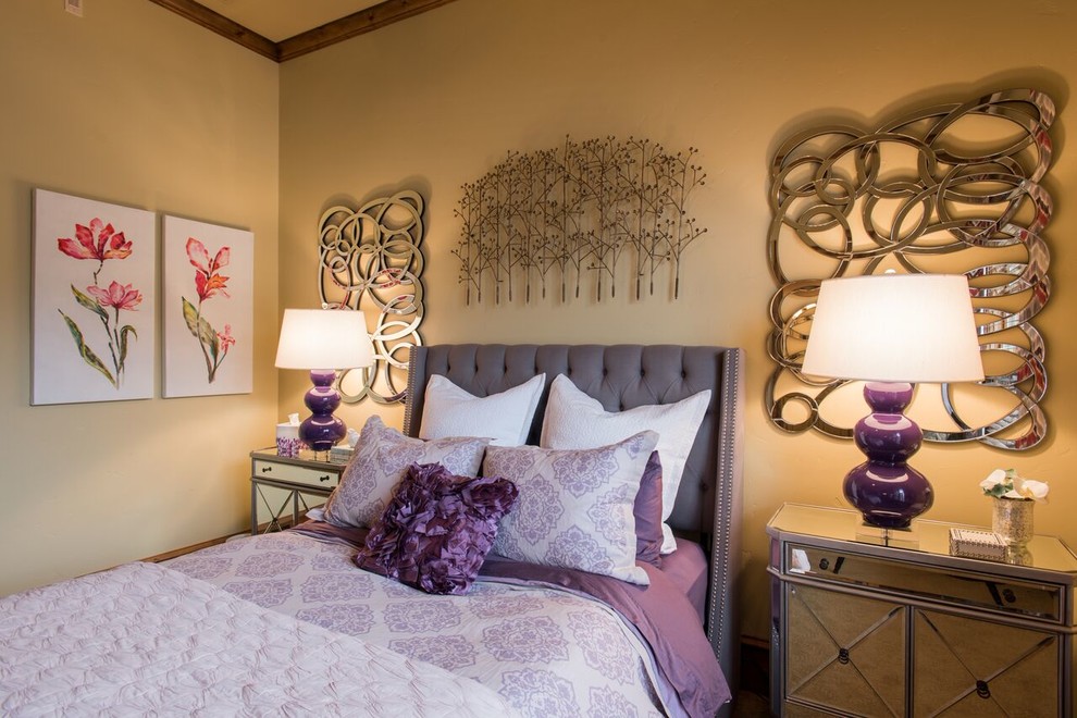 Inredning av ett klassiskt mellanstort sovrum, med lila väggar och heltäckningsmatta
