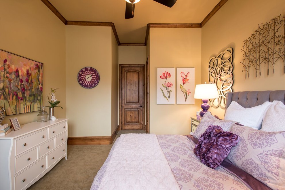 Foto di una camera da letto classica di medie dimensioni con pareti viola e moquette