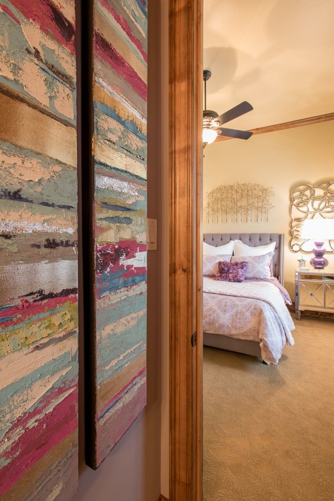 Ispirazione per una camera da letto classica di medie dimensioni con pareti viola e moquette