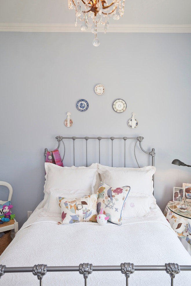 Klassisches Schlafzimmer mit blauer Wandfarbe und Teppichboden in Austin