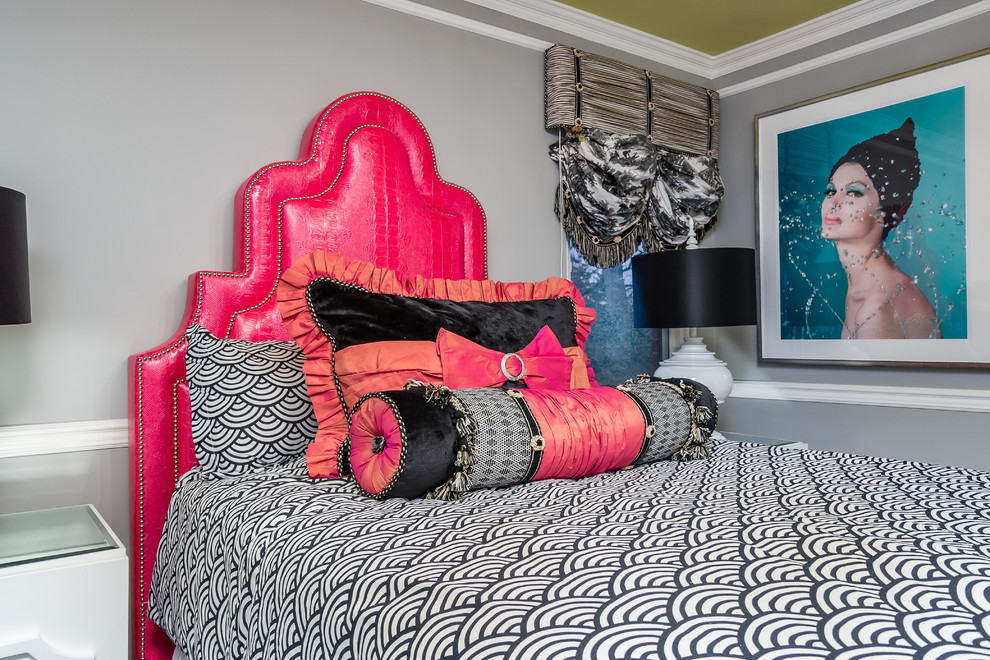 Eklektisches Schlafzimmer mit Laminat, braunem Boden und grauer Wandfarbe in New York