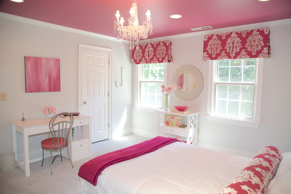 Idée de décoration pour une chambre avec moquette grise et rose tradition avec un mur gris.