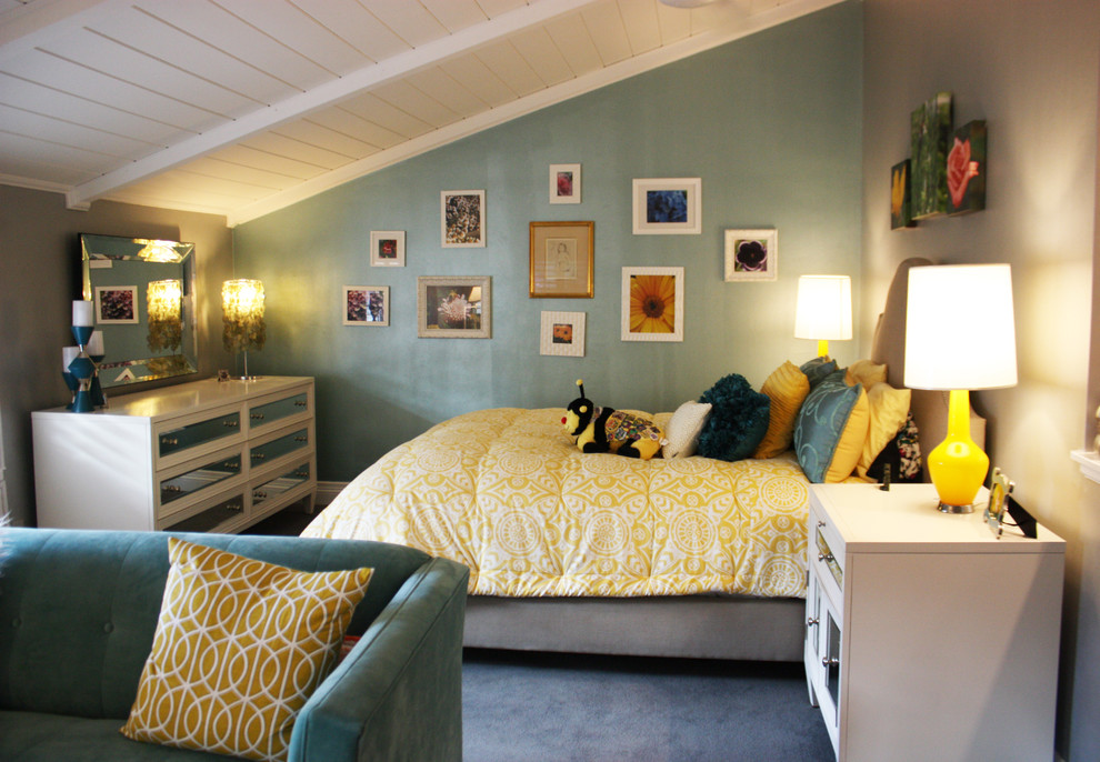Inspiration for a mid-sized eclectic guest carpeted bedroom remodel in Orange County with multicolored walls