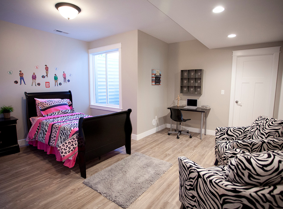 Mittelgroßes Uriges Schlafzimmer ohne Kamin mit grauer Wandfarbe und hellem Holzboden in Salt Lake City