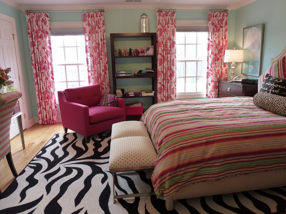Aménagement d'une chambre grise et rose contemporaine.