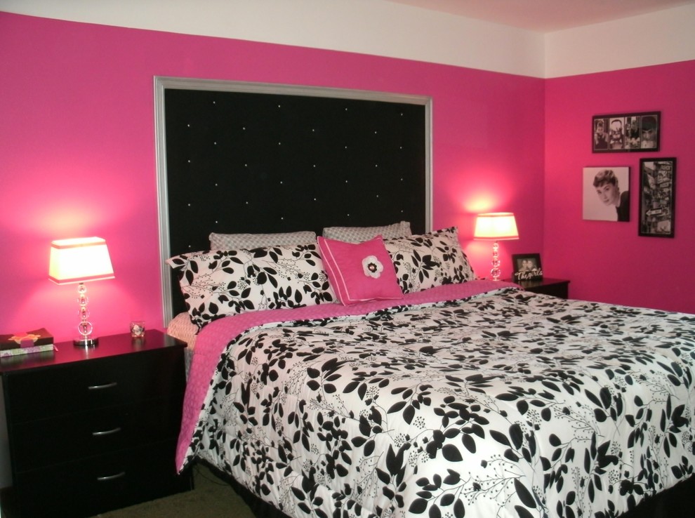 Inredning av ett eklektiskt sovrum, med rosa väggar