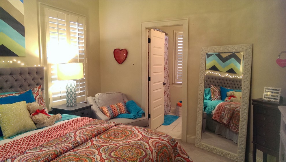 Imagen de dormitorio bohemio pequeño con paredes beige y moqueta