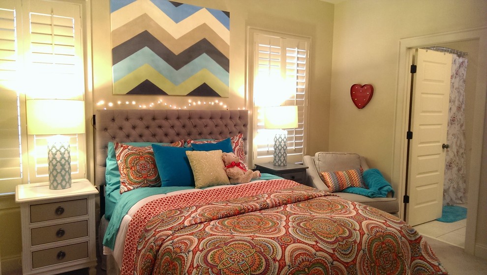 Kleines Eklektisches Schlafzimmer mit beiger Wandfarbe und Teppichboden in Atlanta