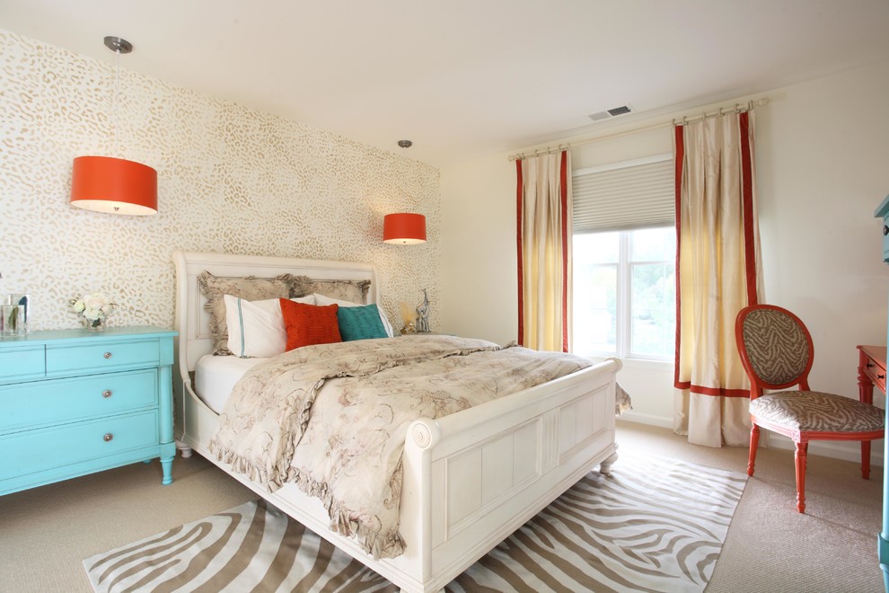 Cette image montre une chambre avec moquette bohème de taille moyenne avec un mur beige.