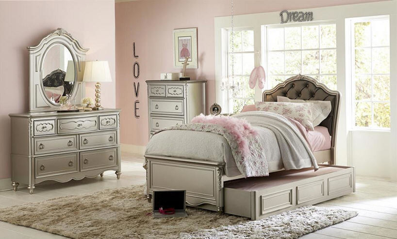 Exemple d'une chambre grise et rose chic.