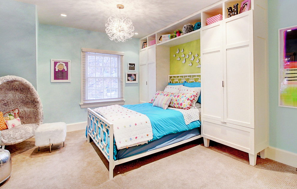 Idee per una camera da letto design di medie dimensioni con pareti blu, moquette e pavimento beige