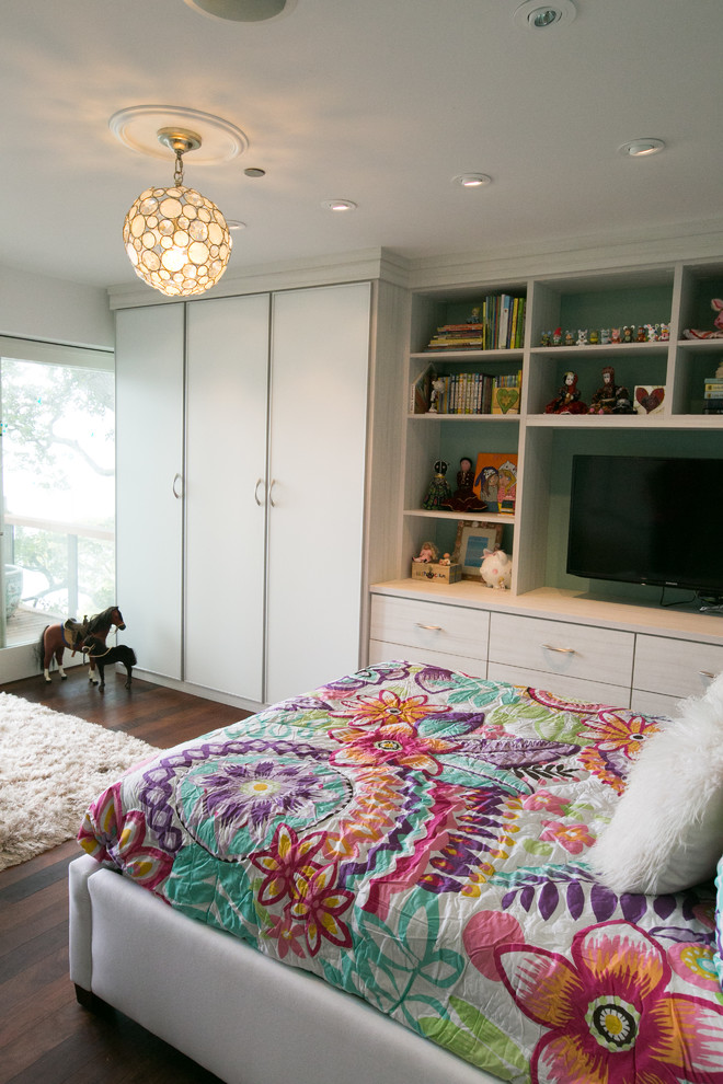 Cette image montre une petite chambre style shabby chic avec un mur vert et un sol en bois brun.