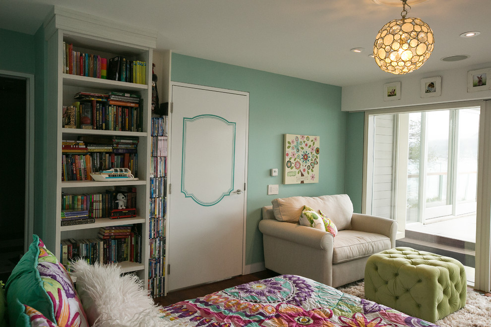 Modelo de dormitorio romántico pequeño con paredes verdes y suelo de madera en tonos medios